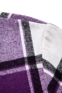 Primer plano de tela de cuadros morados y blancos con textura de espiga y costura fina.