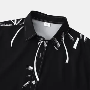 Gros plan du col d'une chemise hawaïenne noire avec imprimé palmier blanc et étiquette