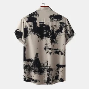 Vue détaillée du dos d'une chemise à manches courtes pour hommes avec motif abstrait