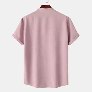 Vista posterior de camisa hombre rosa entallada con cuello mao y textura de lino