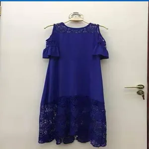 Dettaglio dell'abito blu reale con patchwork di pizzo e maniche a volant, elegante.