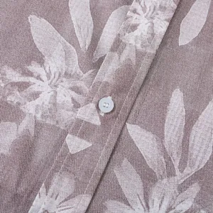 Gedetailleerd macro-overzicht van herenshirt met korte mouwen en tropische bladprint textuur
