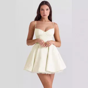 Elegante abito mini a sbuffo crema con spalline sottili e vita stretta