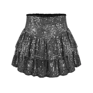 Primer plano de minifalda de lentejuelas plateadas brillantes con volantes en capas.