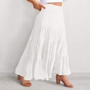 Detailansicht eines weißen böhmischen Maxi-Rocks mit hoher Taille und Stufendesign