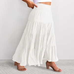 Detailansicht eines weißen böhmischen Maxi-Rocks mit hoher Taille und Stufendesign