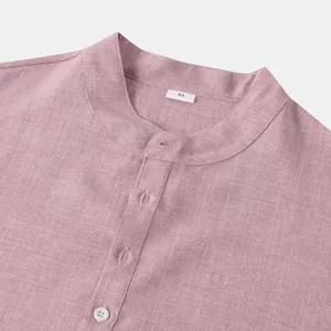 Primer plano de camisa rosa para hombre con cuello mao, textura y etiqueta M