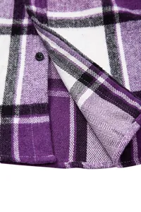 Detalle de camisa de franela a cuadros morados con textura de tela y botón