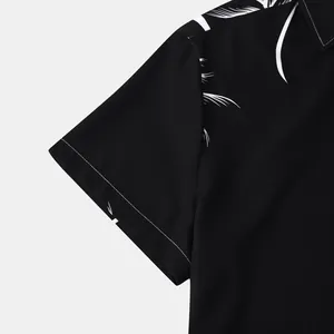 Gros plan montrant les coutures des manches et la texture du tissu d'une chemise hawaïenne