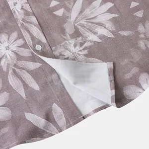 Detailopname van een herenshirt met bloemenprint, korte mouwen en knoopsluiting