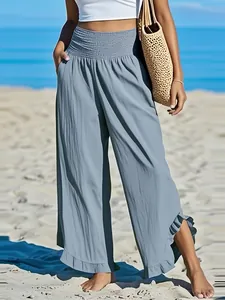 Detailansicht der Damen-Freizeithose mit hoher Taille und unregelmäßigem Rüschensaum am Strand