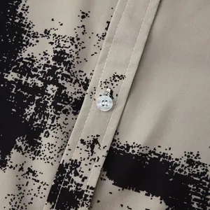 Vue macro détaillée de l'imprimé numérique pixélisé et des coutures sur une chemise homme