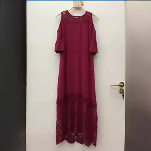 Abito midi bordeaux con inserti in pizzo, spalle scoperte e maniche a volant eleganti