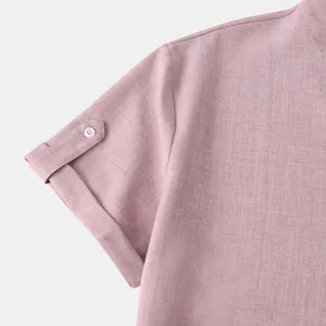 Detalle de la camisa rosa de manga corta para hombre con textura de lino y botón