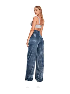 Pantalon large bleu métallisé à taille haute pour femme sur fond blanc pur.