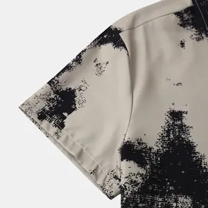 Détail en gros plan de l'imprimé floral pixélisé sur une chemise hawaïenne pour hommes