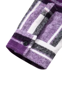 Primer plano del puño de una camisa a cuadros morados y blancos con tejido de espiga.
