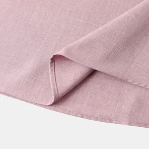 Vista macro de la textura de camisa de lino rosa y detalle de costura del dobladillo