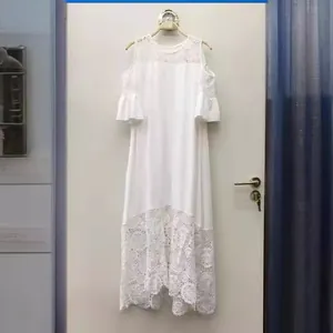 Elegante abito bianco con inserti in pizzo, spalle scoperte e maniche con volant alla moda