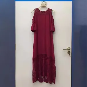 Elegante abito bordeaux con inserti in pizzo e maniche a balze scoperte per donna.