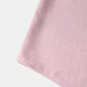 Primer plano de la tela rosa texturizada de una camisa de hombre de manga corta slim fit