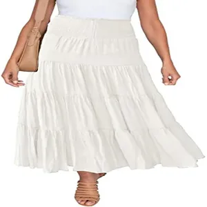 Detailansicht eines weißen böhmischen Maxirocks mit elastischer hoher Taille und Stufen