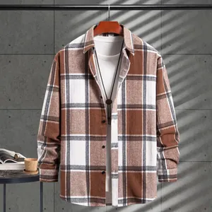 Detalle de una camisa de cuadros marrón y blanco de manga larga para hombre de moda casual