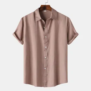 Detailweergave van een premium herenoverhemd met korte mouwen in mauve bruin linnen