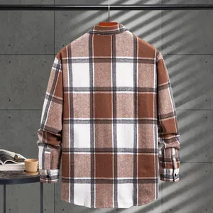 Vista trasera de camisa gruesa de cuadros para hombre en acabado marrón y blanco premium