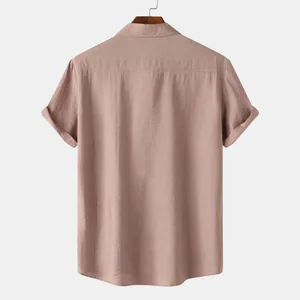 Achteraanzicht van herenshirt met korte mouwen in oudroze met subtiele linnen textuur.