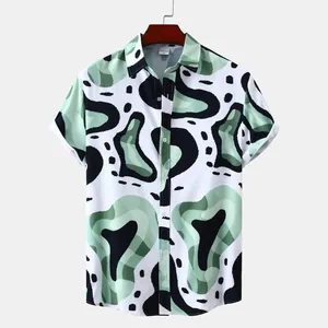 Détail de la chemise à manches courtes pour hommes avec motifs floraux hawaïens verts.