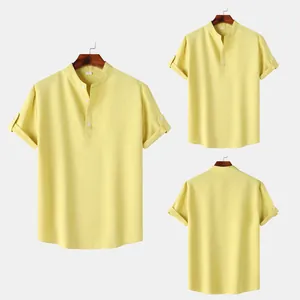 Vistas frontal y posterior de una camisa amarilla de manga corta para hombre con cuello mao
