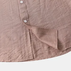 Detailopname van de textuur en knopen van een stoffig roze casual herenoverhemd