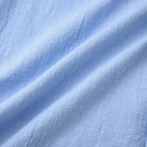 Λεπτομερής μακροεντολή υφής υφάσματος από γαλάζιο βαμβάκι και λινό με πτυχές