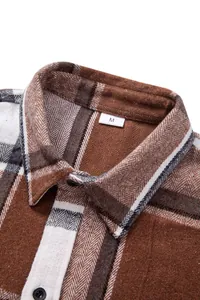 Detalle de primer plano del cuello de una camisa de cuadros marrón con talla M