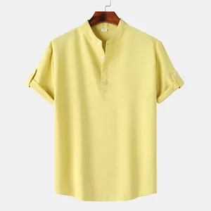Vista frontal de una camisa de manga corta para hombre en color amarillo con cuello mao
