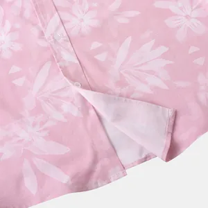 Detailopname van roze bloemenhemd met weergave van fijne textuur en witte knopen