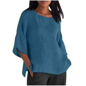 Dettaglio di camicia in lino blu con maniche a 3/4, girocollo e vestibilità comoda