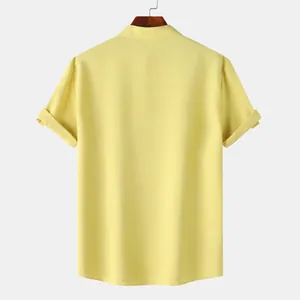 Vista trasera de camisa amarilla de manga corta para hombre con cuello levantado