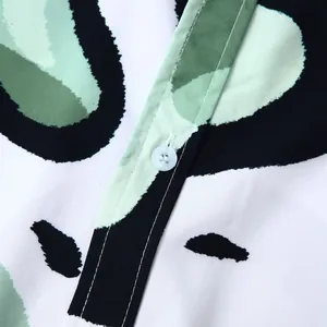 Détail macro d'une chemise hawaïenne pour hommes montrant les coutures et le bouton