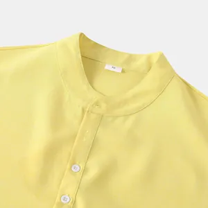Detalle de cerca de una camisa amarilla para hombre con cuello mao