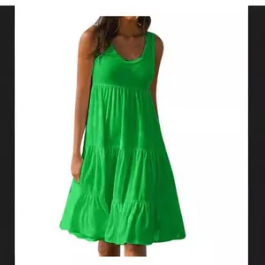 Leuchtend grünes ärmelloses Damen Strandkleid mit Rundhalsausschnitt und Stufenrock-Design