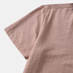 Close-up van de linnenmix textuur op een herenshirt met korte mouwen in oudroze