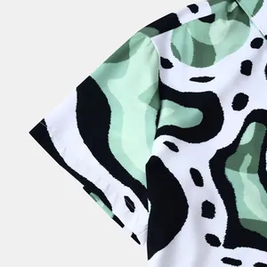 Gros plan du motif abstrait vert et noir sur une chemise hawaïenne à manches courtes