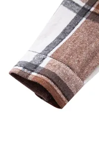 Vista detallada del puño de camisa a cuadros con textura de espiga y costuras