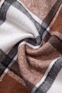 Primer plano de tela gruesa de cuadros con tejido de espiga para camisa de hombre