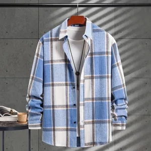 Detalle de camisa informal de cuadros azules para hombre con textura de tela gruesa y suave