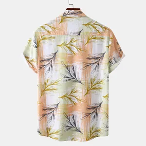 Vue arrière d'une chemise hawaïenne pour hommes avec motif artistique de feuilles