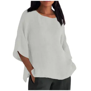 Dettaglio di camicia da donna in lino grigio chiaro con scollo rotondo e maniche a 3/4