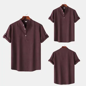 Vistas detalladas de camisa burdeos de hombre con cuello mandarín y manga corta, efecto lino